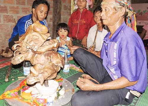 Già làng Hồ Xoan ở bản Lâm Ninh, xã Trường Xuân, huyện Quảng Ninh (Quảng Bình) đang làm lễ cúng gọi hồn cho cháu gái ông Hồ Thao.