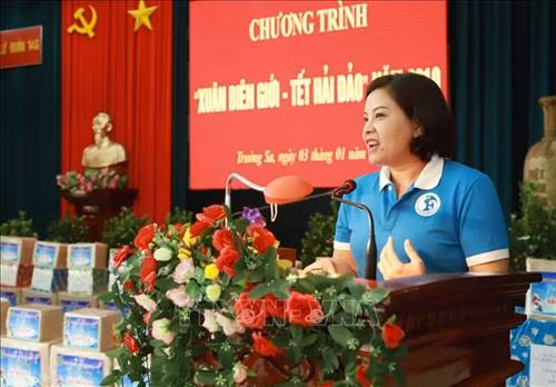 Phó Chủ nhiệm Câu lạc bộ tuổi trẻ Vì biển đảo quê hương Hồ Liên phát biểu. Ảnh: Hoàng Hùng – TTXVN