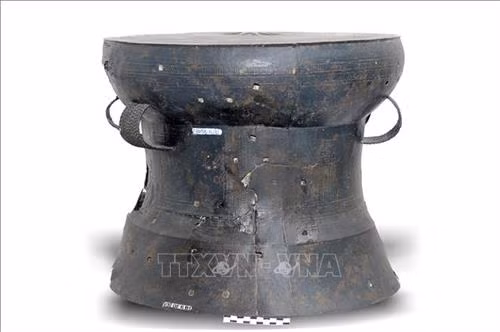 Tang trống trang trí những đoạn thẳng song song kiểu răng lược và những hình vòng tròn có chấm ở giữa. Ảnh: Huyền Trang - TTXVN