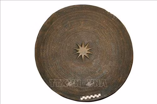 Tâm mặt trống có hình ngôi sao 10 cánh nhọn đầu, xen giữa các cánh sao trang trí hoạ tiết hình lông công đơn giản. Ảnh: Huyền Trang - TTXVN