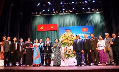 Ông Im Hen, Tổng lãnh sự Campuchia tại Thành phố Hồ Chí Minh và ông Huỳnh Cách Mạng cùng đại biểu tặng hoa các nghệ sỹ biểu diễn trong buổi lễ. Ảnh: Xuân Khu-TTXVN
