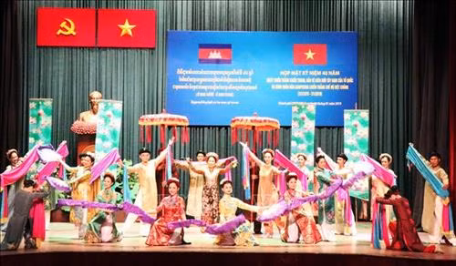 Chương trình biểu diễn văn nghệ tại buổi lễ. Ảnh: Xuân Khu-TTXVN