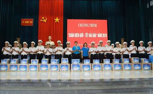 Ban Chủ nhiệm Câu lạc bộ tuổi trẻ Vì biển đảo quê hương tặng quà cho các cán bộ nhận nhiệm vụ công tác tại huyện đảo Trường Sa. Ảnh: Hoàng Hùng – TTXVN