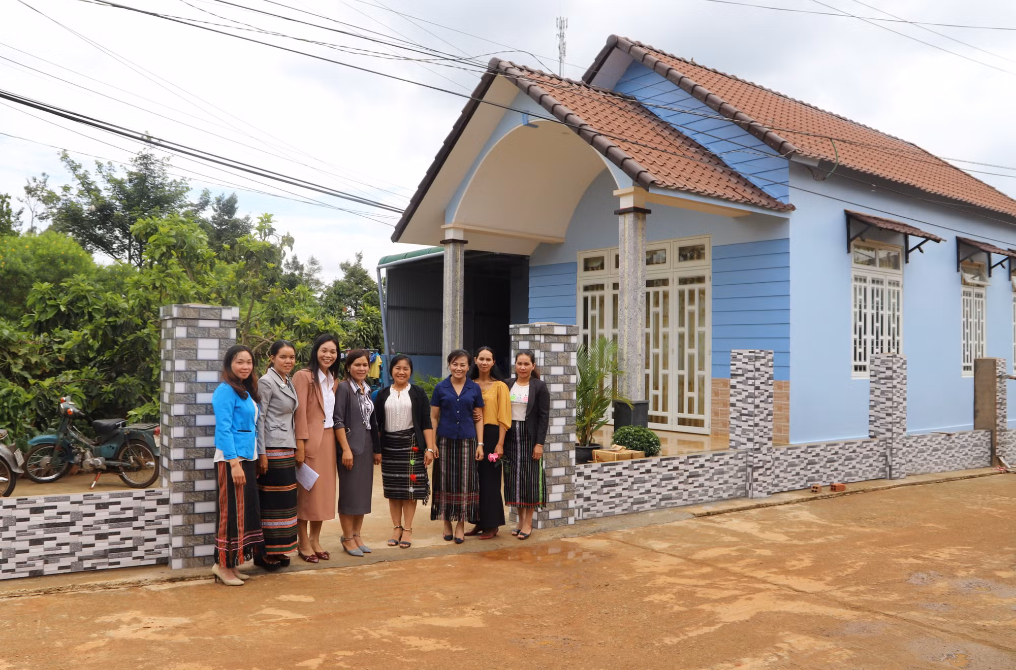 Hiệu quả từ mô hình “Phụ nữ giúp nhau xây nhà đẹp” ở Nau Sri ảnh 1