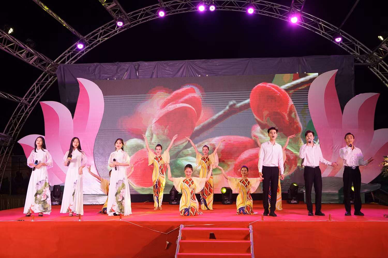 Hà Nội lần đầu tiên giới thiệu, quảng bá, kết nối sản phẩm OCOP gắn với văn hóa các tỉnh Đồng bằng sông Hồng ảnh 14