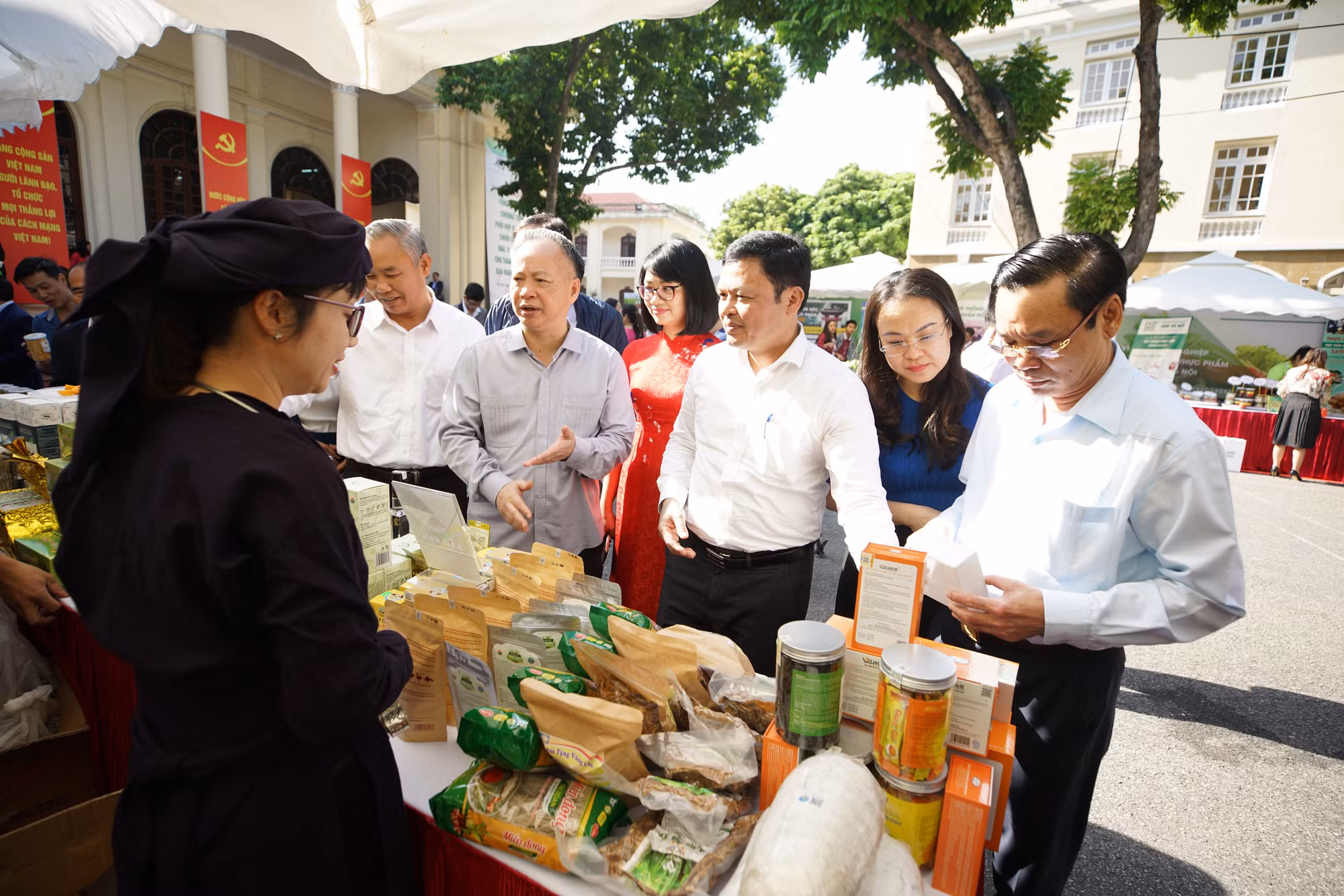 Hà Nội tổ chức tổng kết chương trình phối hợp phát triển chuỗi cung cấp rau, thịt an toàn giai đoạn 2015 - 2020 ảnh 9