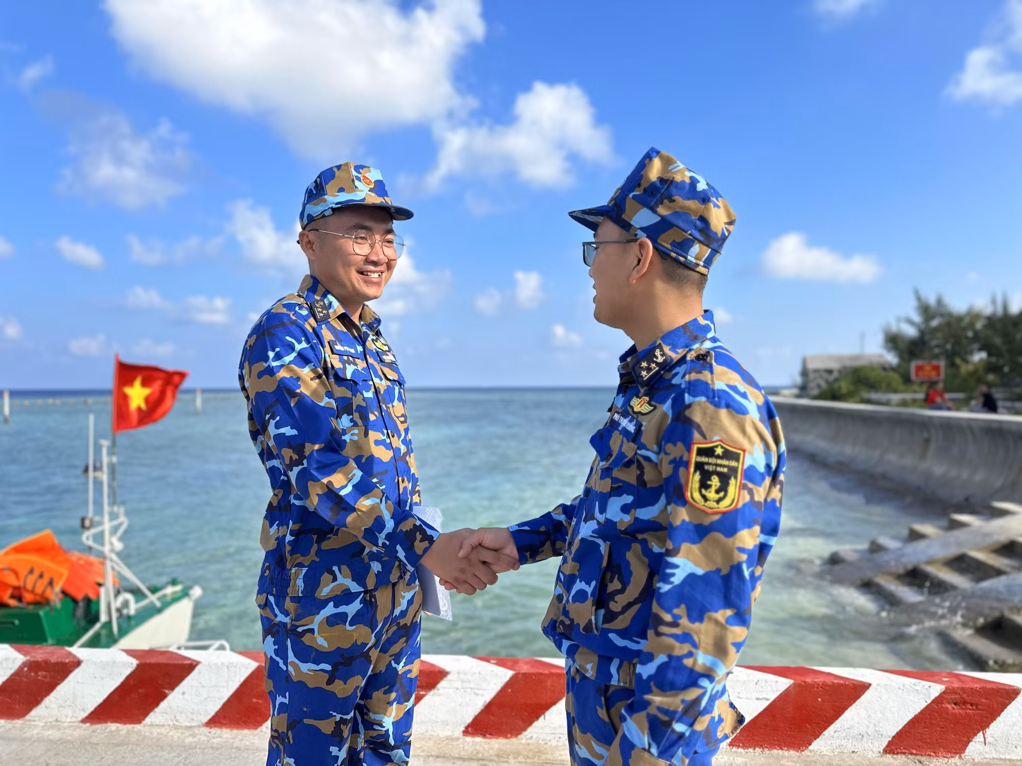 Những người nối “trái tim” đất liền với Trường Sa ảnh 5
