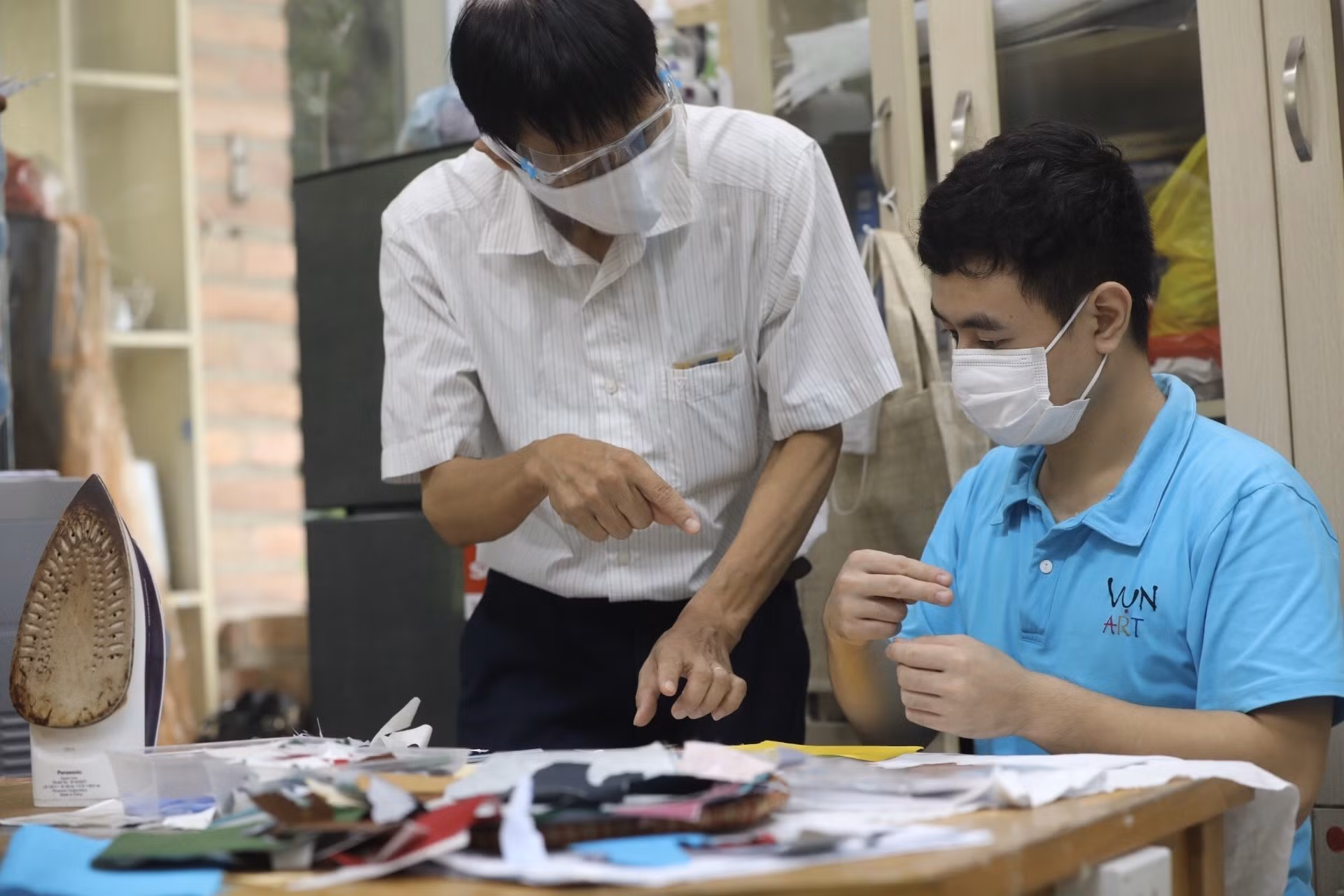 Sản phẩm OCOP của những người thợ khuyết tật Hà Nội ảnh 3