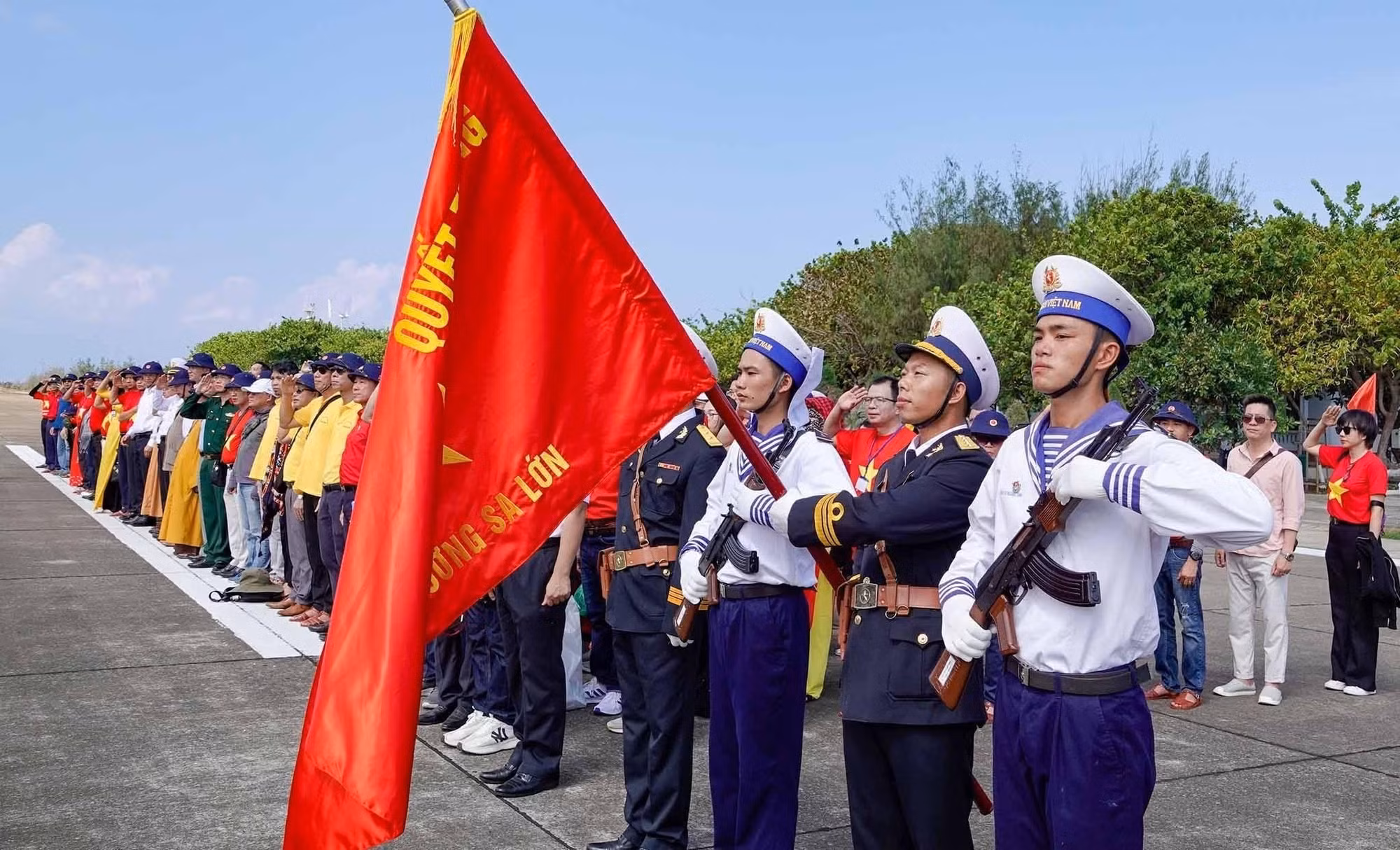 Thiêng liêng lễ chào cờ trên đảo Trường Sa ảnh 1