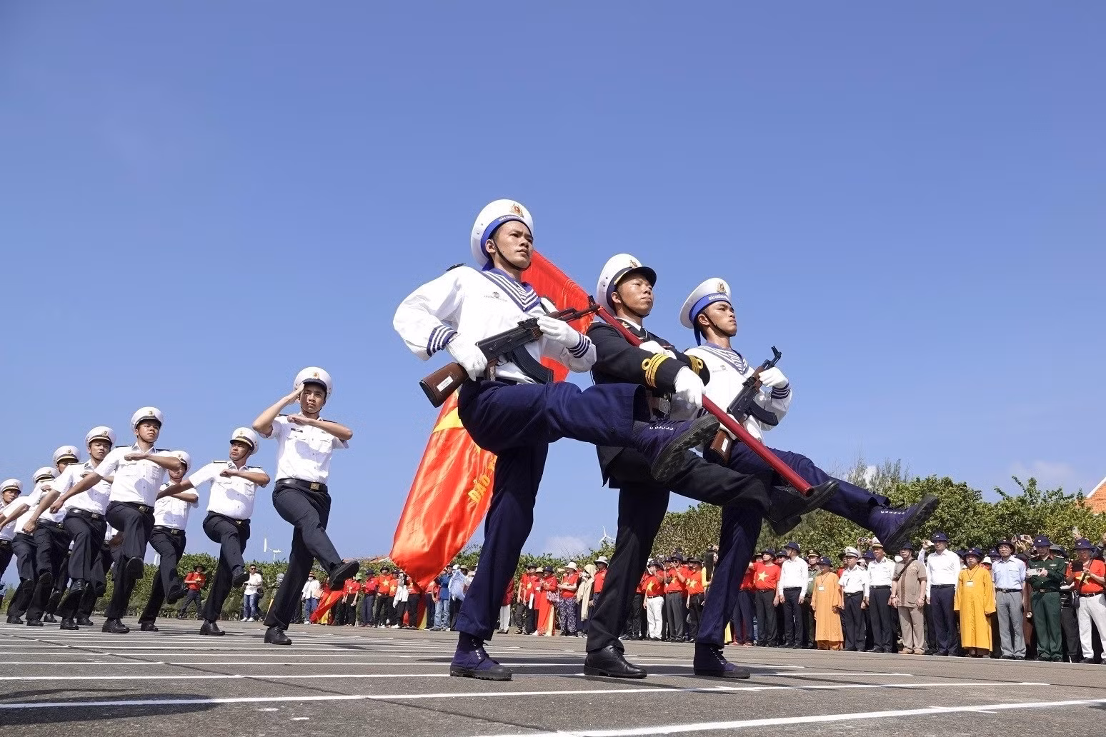 Thiêng liêng lễ chào cờ trên đảo Trường Sa ảnh 2
