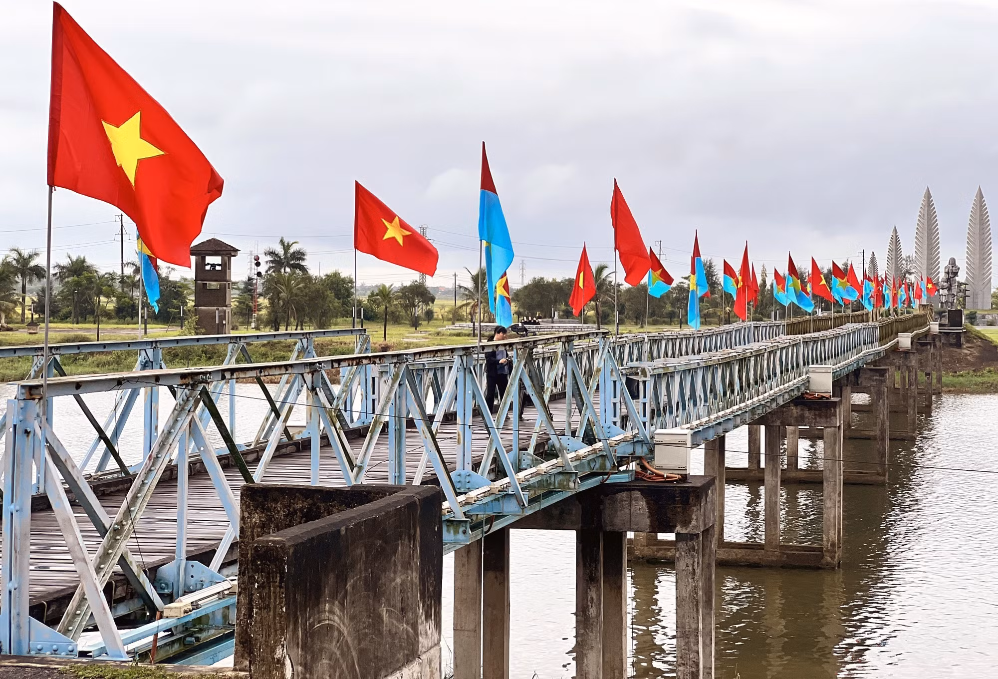 Xúc động Lễ Thượng cờ Thống nhất non sông tại Đôi bờ Hiền Lương - Bến Hải ảnh 2
