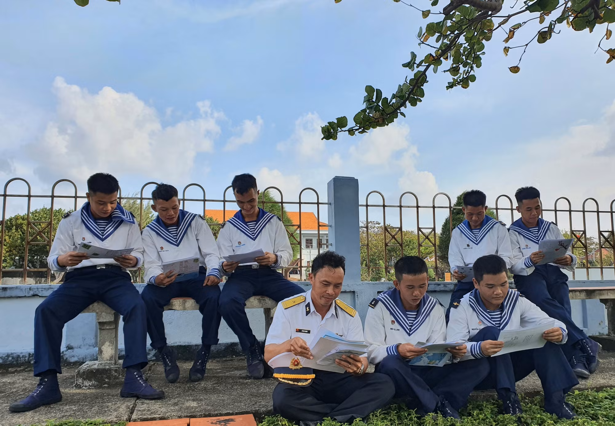 Những cánh thư “vượt sóng” ra Trường Sa ảnh 1