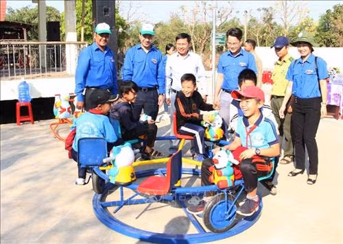 Bàn giao khu vui chơi, sinh hoạt cho thiếu nhi tại nhà cộng đồng xã Ea Wer, huyện Buôn Đôn. Ảnh: Hoài Thu – TTXVN