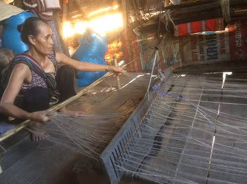 Người Êđê Bih dệt chiếu.