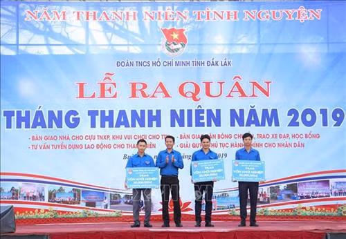 Trao vốn vay khởi nghiệp cho các hộ gia đình thanh niên có hoàn cảnh khó khăn tịa lễ ra quân. Ảnh: Hoài Thu - TTXVN