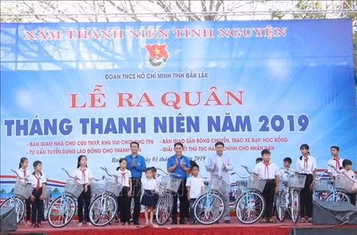 Tỉnh Đoàn Đắk Lắk tặng xe đạp cho học sinh nghèo vượt khó. Ảnh: Hoài Thu – TTXVN