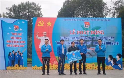 Tặng nhà tình nghĩa cho gia đình chính sách tỉnh Cao Bằng. Ảnh: Chu Hiệu – TTXVN