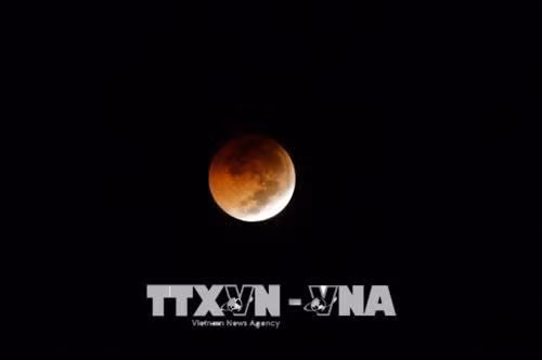 Nguyệt thực toàn phần được quan sát tại Amman, Jordan đêm 27/7. Ảnh: THX/ TTXVN Nguyệt thực toàn phần được quan sát từ Nam Tangerang, Indonesia đêm 27/7. Ảnh: THX/ TTXVN