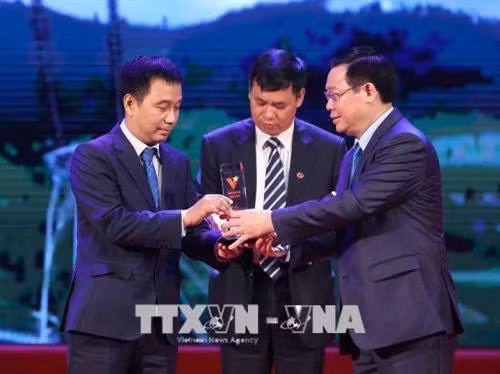 Phó Thủ tướng Vương Đình Huệ (ngoài cùng bên phải) trao biểu trưng vinh danh cho đại diện công trình "Đường dây 500KV Bắc Nam" . Ảnh: Dương Giang- TTXVN