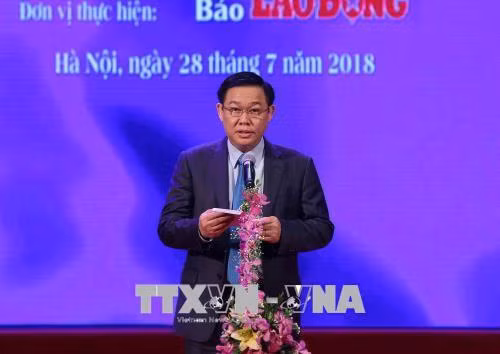 Phát biểu tại Chương trình, Phó Thủ tướng Chính phủ Vương Đình Huệ biểu dương những cống hiến vô cùng to lớn của tập thể những người đã xây dựng nên các công trình để lại dấu ấn trong quá trình phát triển đất nước từ giai đoạn đổi mới đến nay. Ảnh: Dương Giang- TTXVN