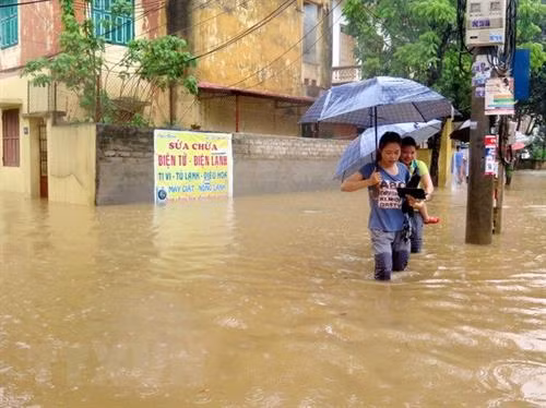 Ngập úng tại đường phường Đồng Tâm, thành phố Yên Bái sau cơn mưa lớn. Ảnh: Đức Tưởng - TTXVN