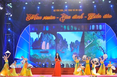 Biểu diễn nghệ thuật tại chương trình giao lưu. Ảnh: Minh Đức - TTXVN