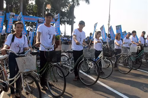 Đoàn viên thanh niên tham gia tuần hành cổ động sau buổi lễ. Ảnh: Quốc Dũng - TTXVN