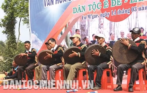 Thi diễn tấu cồng chiêng trong khuôn khổ Ngày hội văn hóa truyền thống dân tộc Ê-đê.