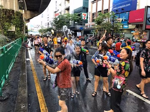 Theo quan niệm của người Thái, cho đi để nhận lại. Rưới nước vào người khác là chúc họ may mắn, để nhận lại may mắn của người khác dành cho mình.