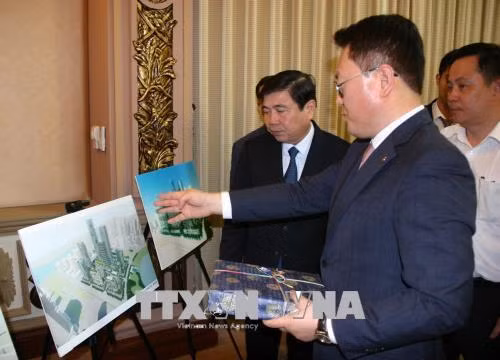 Chủ tịch UBND Thành phố Hồ Chí Minh Nguyễn Thành Phong và Tổng Giám đốc Điều hành Công ty Lotte Asset Development Lee Kwang Young trao đổi về phối cảnh Dự án. Ảnh: Tiến Lực – TTXVN