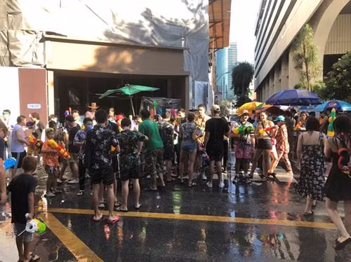 Xếp hàng tại một điểm bán nước ở phố Silom, Bangkok. Để đổ đầy bình của một khẩu súng phun nước, khách phải trả 10 baht (7.500 VND).