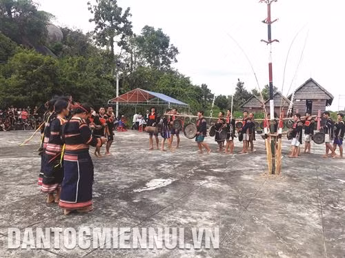 Diễn xướng cồng chiêng tại Khu di tích lịch sử - văn hóa cấp Quốc gia Plei Ơi thuộc xã Ayun Hạ, huyện Phú Thiện (Gia Lai).