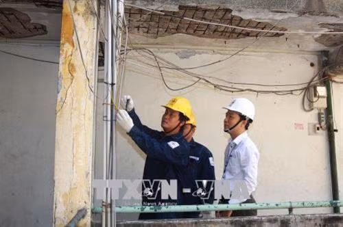 Công ty Điện lực Tân Thuận khảo sát hệ thống điện tại chung cư Tôn Thất Thuyết (quận 4). Ảnh: Thanh Vũ - TTXVN