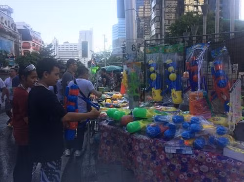 Súng phun nước là mặt hàng bán chạy nhất Thái-lan dịp này.