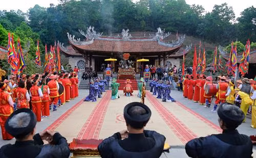 Lễ giỗ Đức Quốc Tổ Lạc Long Quân và dâng hương tưởng niệm Tổ Mẫu Âu Cơ năm 2017. Trong ảnh: Nghi thức tế tổ do đội tế xã Chu Hóa thực hiện. Ảnh: Trung Kiên – TTXVN