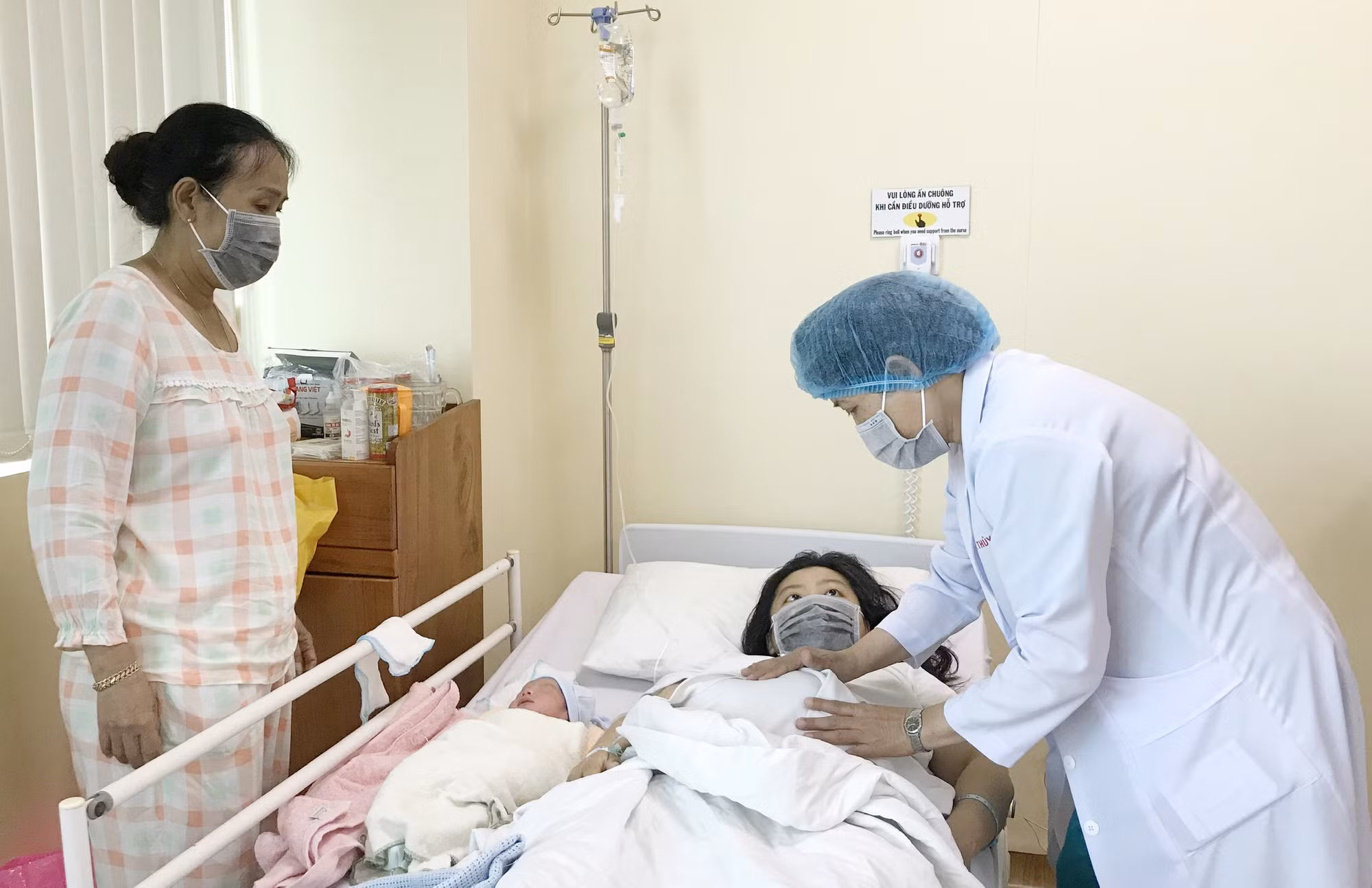 Các y bác sĩ Bệnh viện Đa khoa Thanh Vũ Medic Bạc Liêu thăm, khám hai mẹ con sản phụ N.T.H.T 