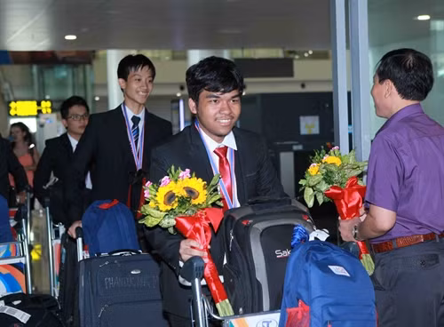 Đoà học sinh Việt Nam tham dự kỳ thi Olympic Tin học quốc tế lần thứ 28 về đến sân bay quốc tế Nội Bài. Ảnh: Quý Trung – TTXVN