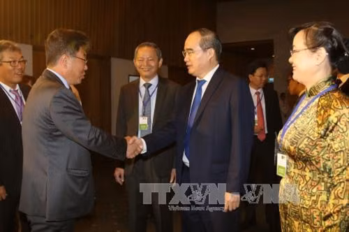 Phó Chủ tịch Quốc hội Tòng Thị Phóng, Bí thư Thành ủy Thành phố Hồ Chí Minh Nguyễn Thiện Nhân gặp gỡ các đại biểu. Ảnh: Hoàng Hải-TTXVN