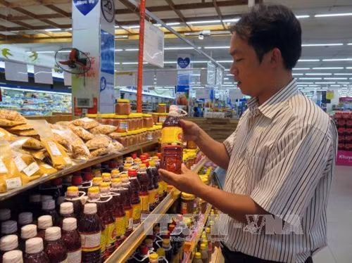 Sản phẩm nước mắm Cửa Khe ở siêu thị Co.opmart Tam Kỳ. Ảnh : Đỗ Trưởng- TTXVN