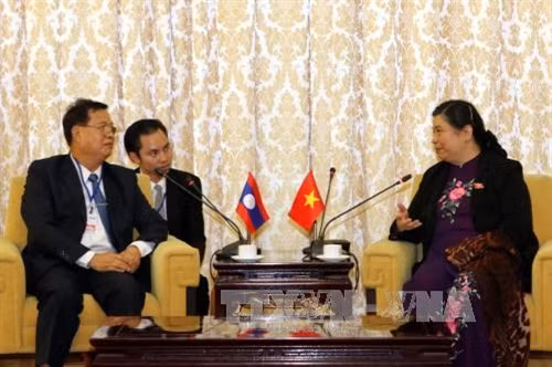 Trong khuôn khổ Hội nghị chuyên đề IPU khu vực châu Á-Thái Bình Dương, ngày 11/5/2017, tại Thành phố Hồ Chí Minh, Phó Chủ tịch Quốc hội Tòng Thị Phóng tiếp thân mật Trưởng đoàn, Phó Chủ tịch Quốc hội Lào Somphan Phengkhammy. Ảnh: Hoàng Hải-TTXVN