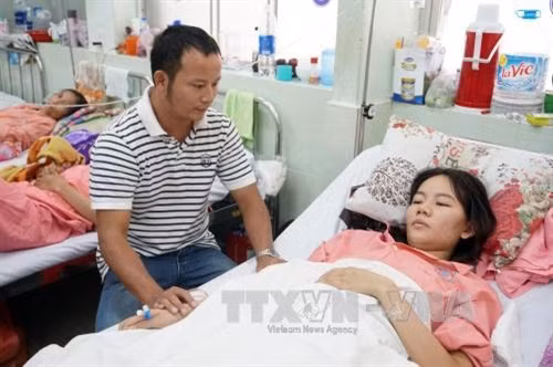Thai phụ được chăm sóc điều trị sau phẫu thuật. Ảnh: Phương Vy-TTXVN