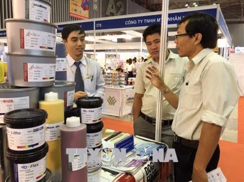 Các công ty trao đổi, tìm kiếm đối tác. Ảnh: Mỹ Phương - TTXVN