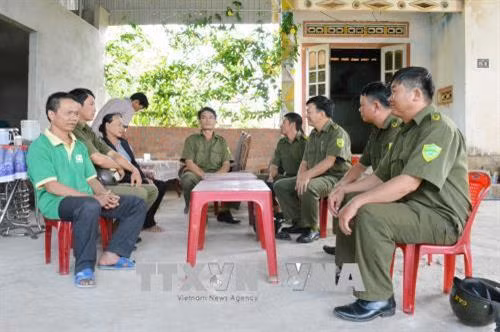Công an xã Ea Ô tuyên truyền đến người dân về chủ trương, đường lối của Đảng, chính sách, pháp luật của Nhà nước. Ảnh: Tuấn Anh - TTXVN