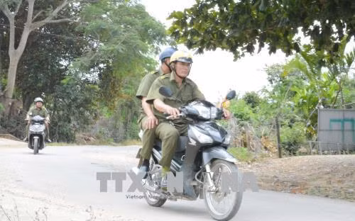 Lực lượng Công an xã Ea Ô thường xuyên tổ chức tuần tra đảm bảo an ninh trật tự. Ảnh: Tuấn Anh – TTXVN