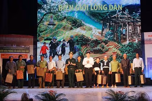 Các đồng chí lãnh đạo tỉnh và Bộ Tư lệnh Bộ đội Biên phòng tặng quà cho già làng, trưởng bản, người uy tín vùng biên giới. Ảnh: baosonla.org.vn
