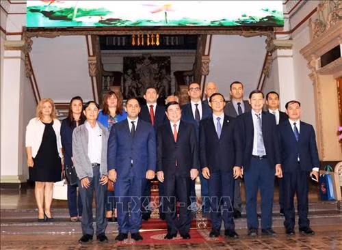 Chủ tịch UBND Thành phố Hồ Chí Minh Nguyễn Thành Phong (thứ ba từ trái sang, hàng trên) chụp ảnh chung với đoàn đại biểu Bộ Kinh tế Cộng hòa Bulgaria. Ảnh: Xuân Khu - TTXVN.