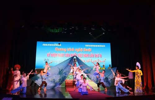 Chương trình nghệ thuật tại lễ kỷ niệm. Ảnh: Nhật Bình - TTXVN.