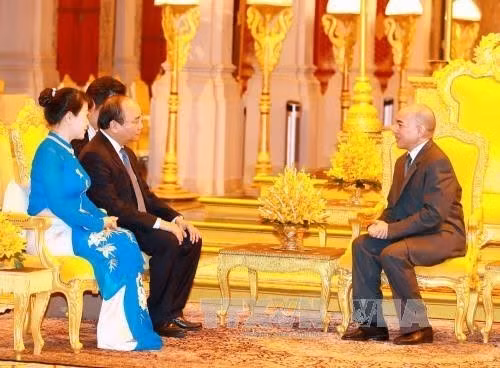 Thủ tướng Nguyễn Xuân Phúc và phu nhân cùng đoàn đại biểu cấp cao Việt Nam yết kiến Quốc vương Campuchia PreahBat Samdech Preah Boromneath Norodom Sihamoni nhân chuyến thăm chính thức Vương quốc Campuchia từ ngày 24 đến 25/4/2017 theo lời mời của Thủ tướng Samdech Techo Hun Sen và phu nhân. Ảnh: TTXVN