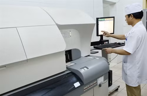 Bệnh viện Đa khoa Thanh Hóa là bệnh viện hạng I đang đầu tư trang thiết bị y tế để chuẩn hóa quy trình liên thông kết quả xét nghiệm. Ảnh: Dương Ngọc – TTXVN