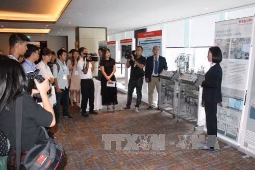 Đại diện Công ty Bosch Việt Nam giới thiệu các thiết bị, công nghệ hiện đại trong công nghiệp 4.0. Ảnh: Tiến Lực – TTXVN